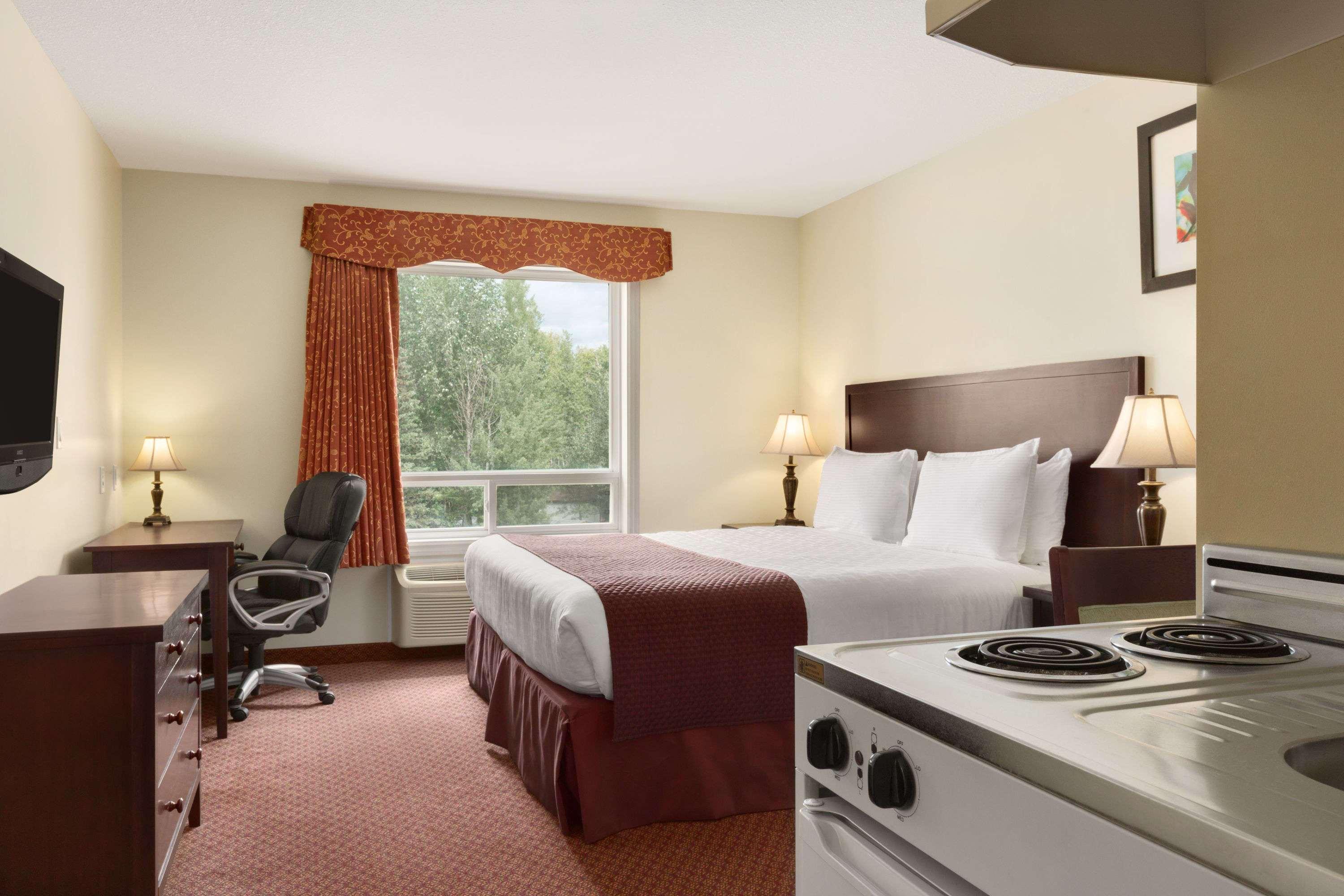 Days Inn By Wyndham Chetwynd Экстерьер фото