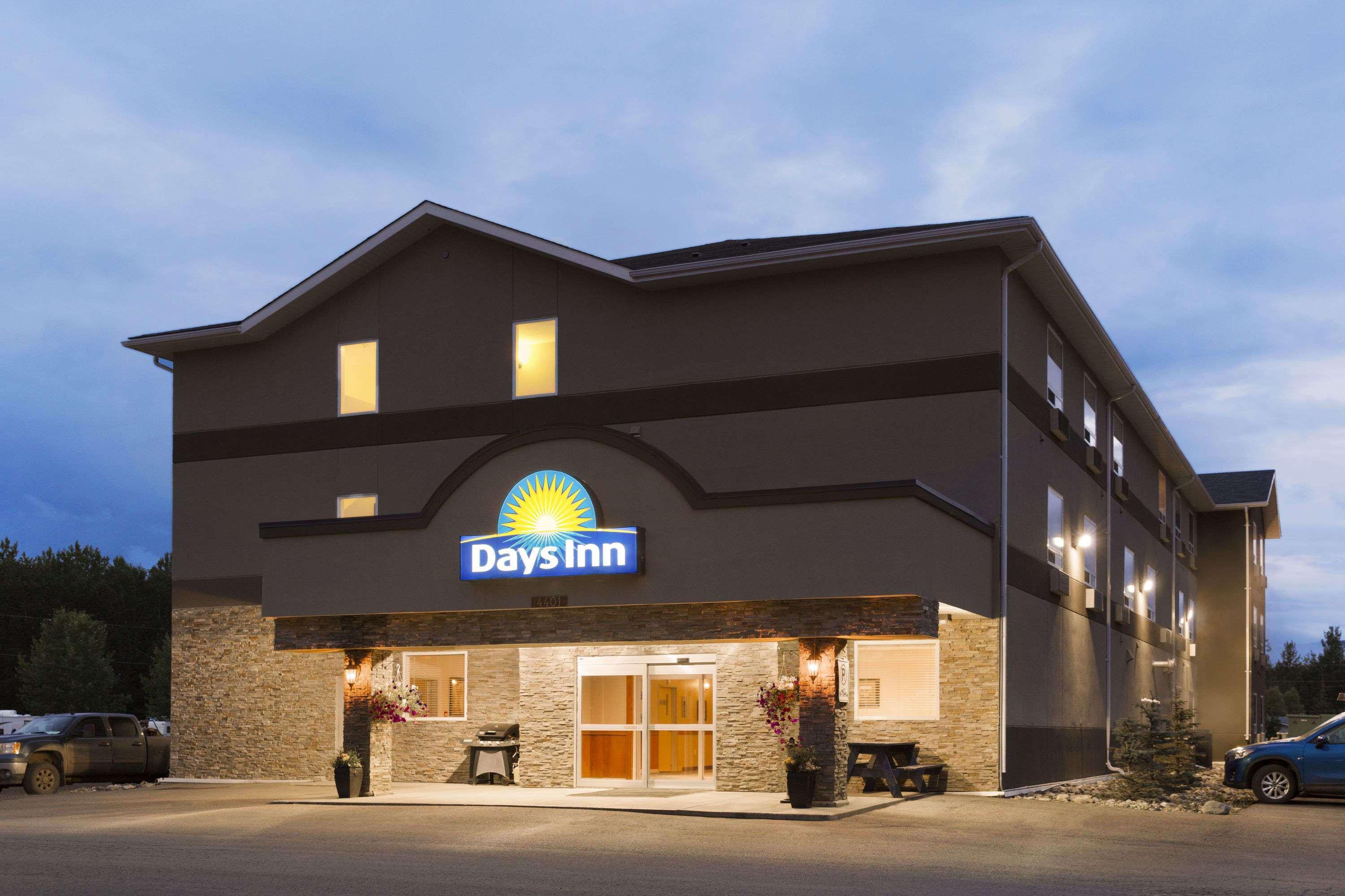 Days Inn By Wyndham Chetwynd Экстерьер фото