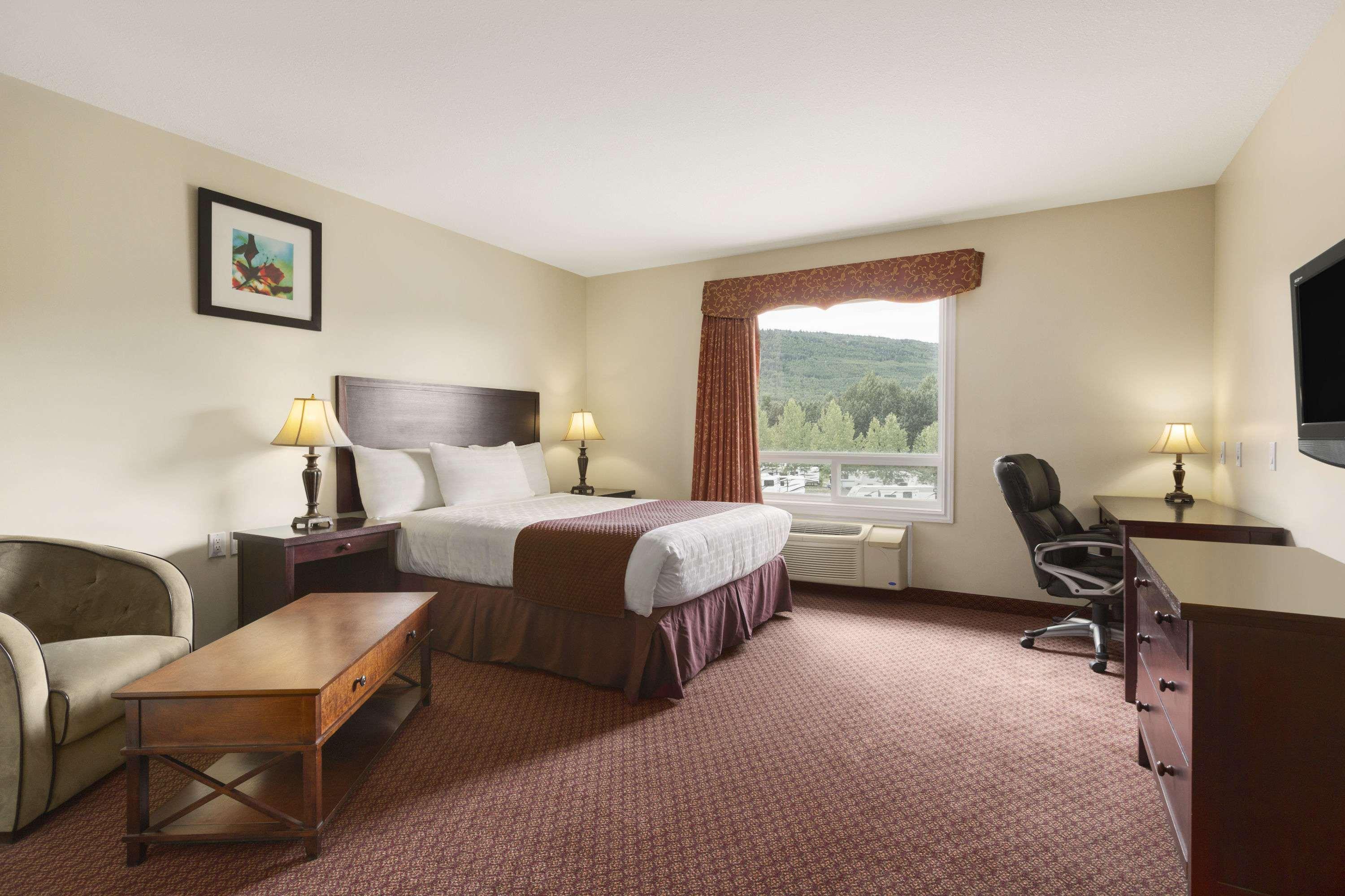 Days Inn By Wyndham Chetwynd Экстерьер фото
