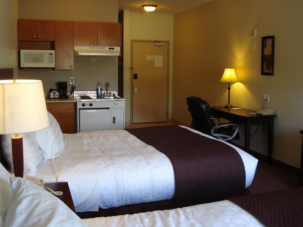 Days Inn By Wyndham Chetwynd Экстерьер фото