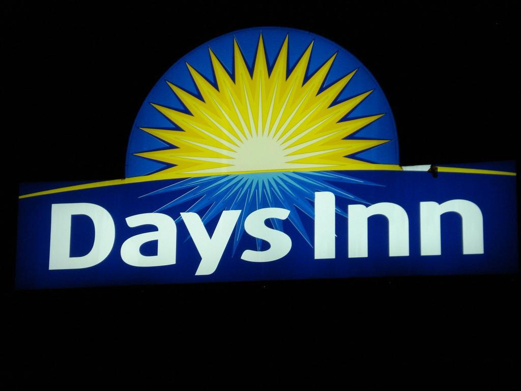 Days Inn By Wyndham Chetwynd Экстерьер фото